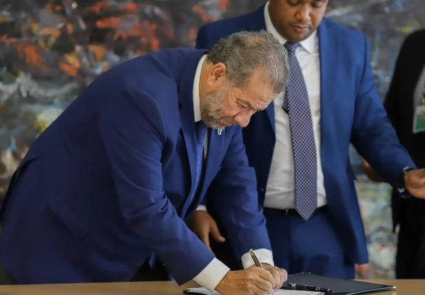 Carlos Lupi assina acordo para criação de posto do INSS em Teresina