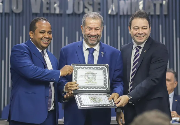 Ministro Carlos Lupi recebe título de cidadão teresinense na Câmara