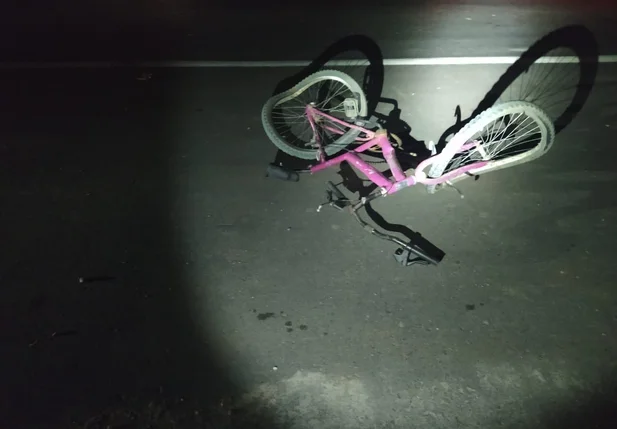 Bicicleta ficou parcialmente destruída após o acidente