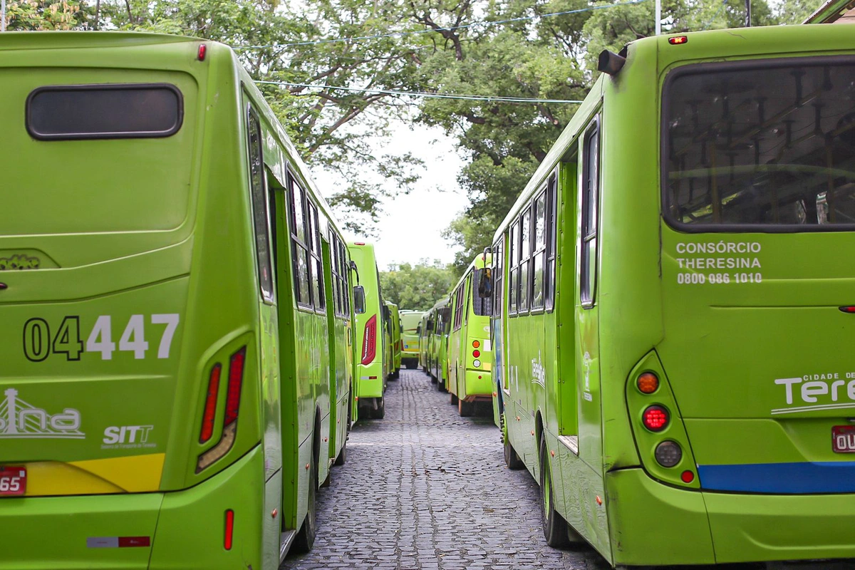 Ônibus pararam na Praça Saraiva e na Praça da Bandeira