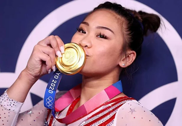 Sunisa Lee foi campeã olímpica em prova que Rebeca Andrade ficou com a prata