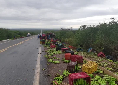 Caminhão carregado com bananas tombou na BR 407 em Jaicós