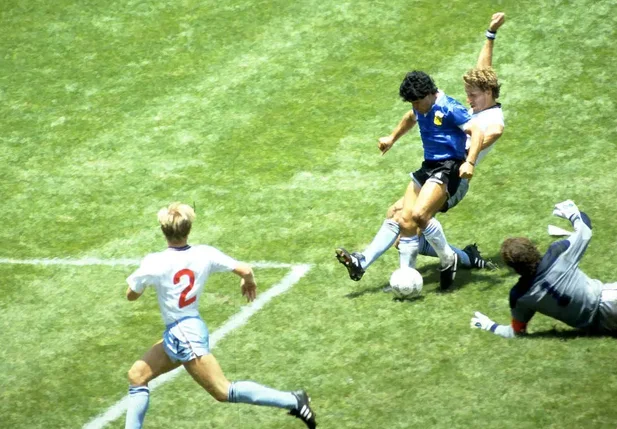 Maradona marca um dos gols mais bonitos da história dos Mundiais na Copa de 1986 diante da Inglaterra