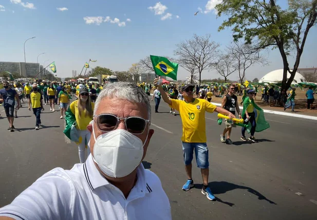 Senador Eduardo Girão na manifestação em Brasília