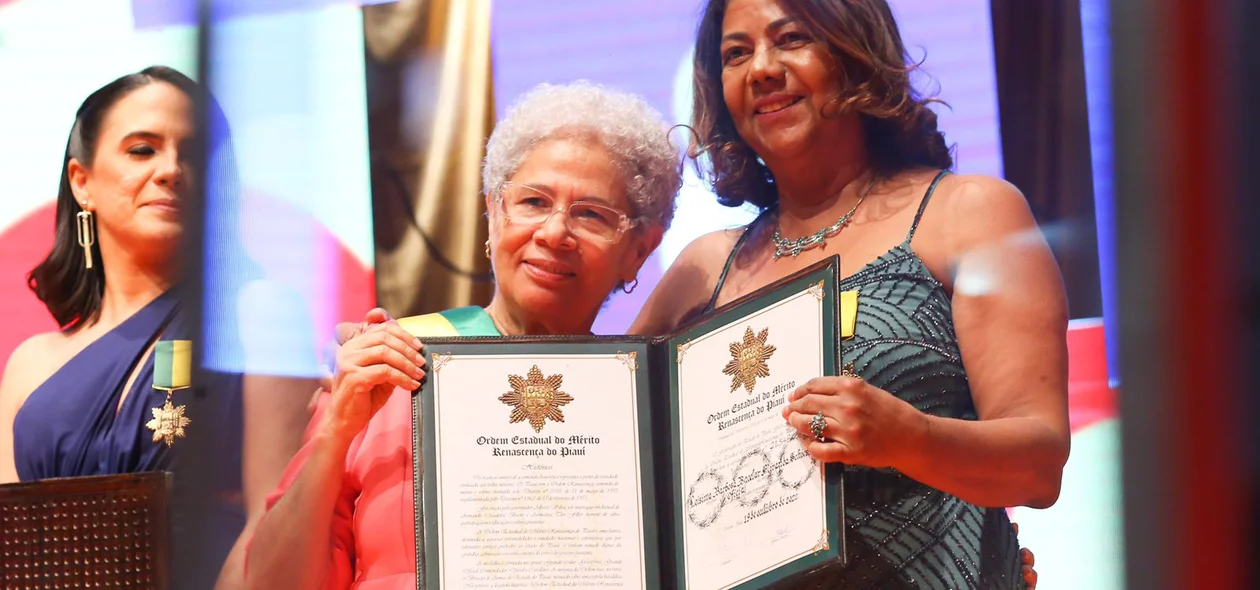 Governadora Regina Sousa ao lado de homenageada