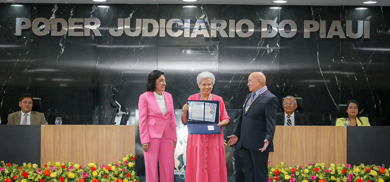 Governadora Regina Sousa foi homenageada no evento