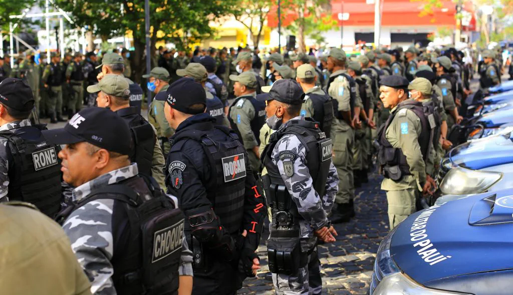 Agentes da Tropa de Choque e da Polícia Militar em forma na solenidade da Operação Boas Festas