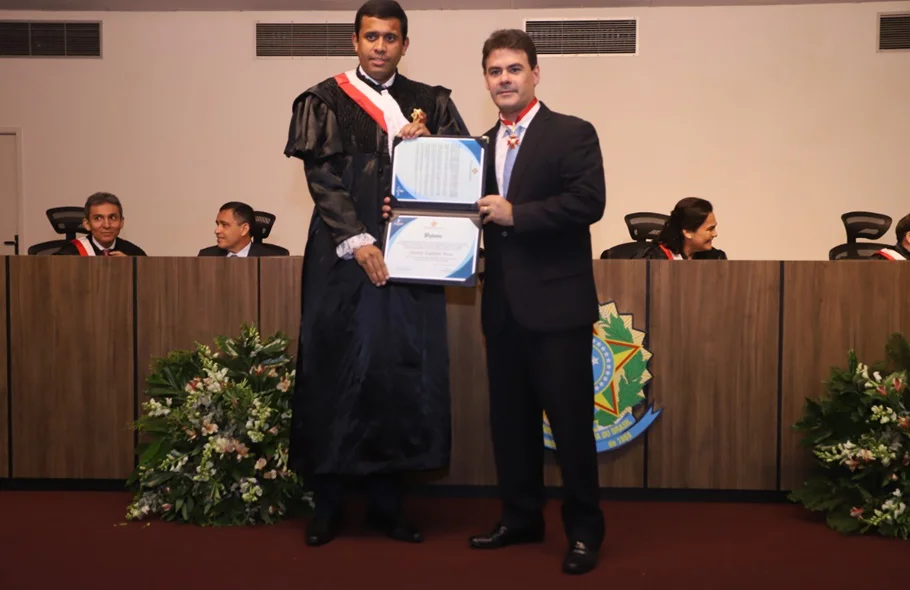 Deputado Estadual Severo Eulálio recebendo à homenagem da OAB - Piauí