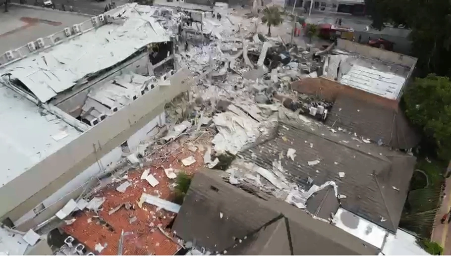 Imagem aérea mostra cenário de destruição no Vasto Restaurante e Coco Bambu em Teresina