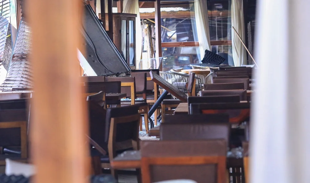 Interior do restaurante repleto de rastros de destruição