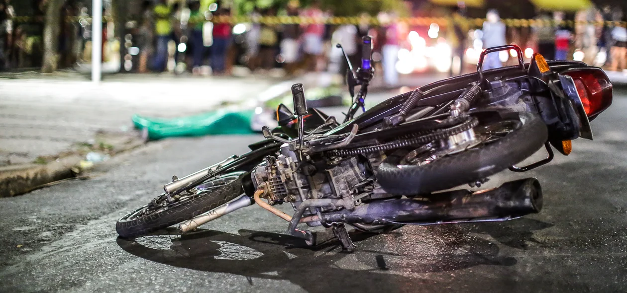 Motocicleta da vítima próxima ao corpo