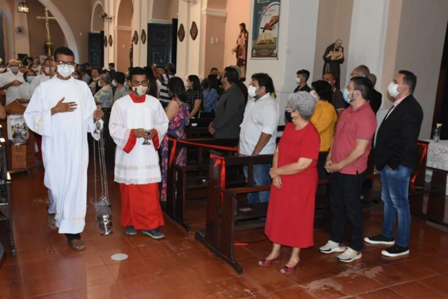 Regina Sousa participou a primeira missa na Igreja São Benedito, agora reformada