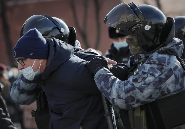 Policiais russos prendem manifestante durante protesto na Ucrânia em Moscou