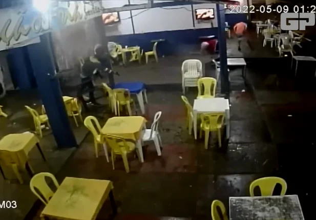 Câmera flagra jovem sendo executado com 15 tiros em bar no Mocambinho