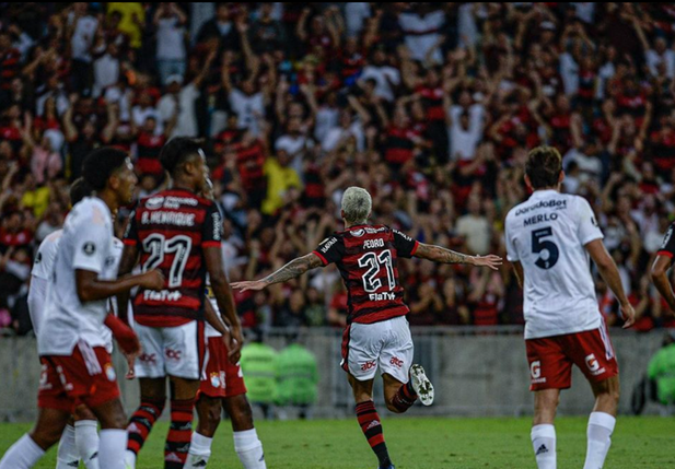 Pedro do Flamengo comemorando gol na Libertdaores
