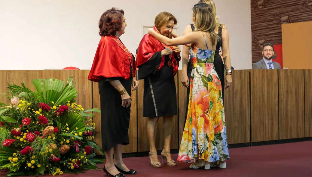 Desembargadora Liana Chaib recebe medalha