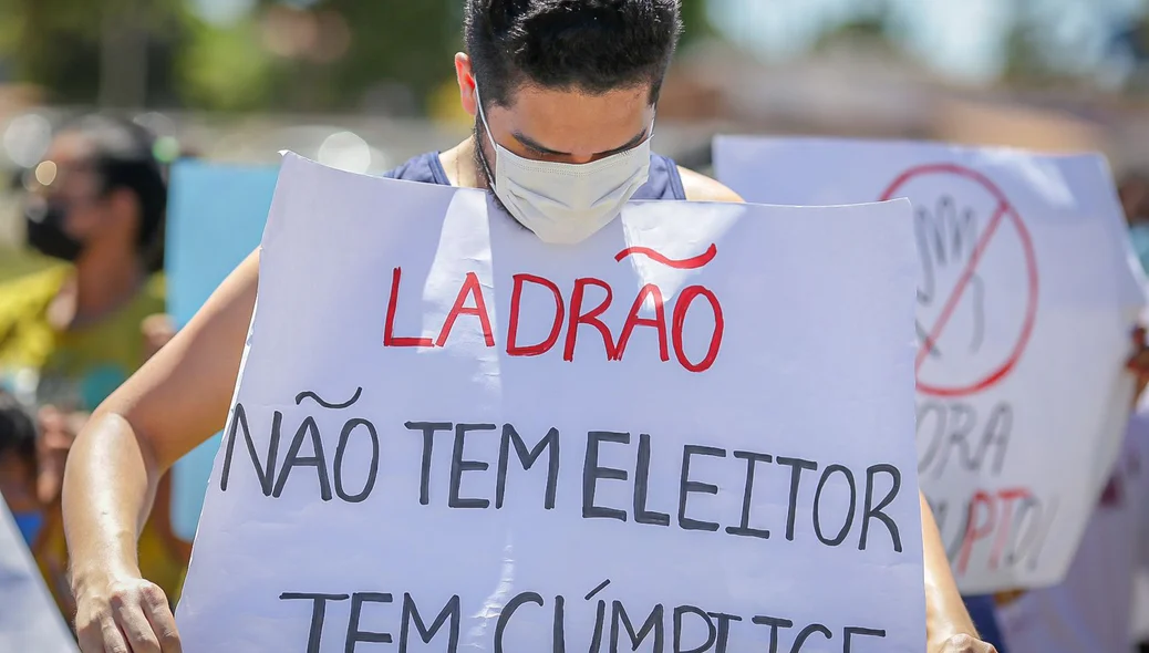 Manifestantes exibiram faixas durante passagem de Lula