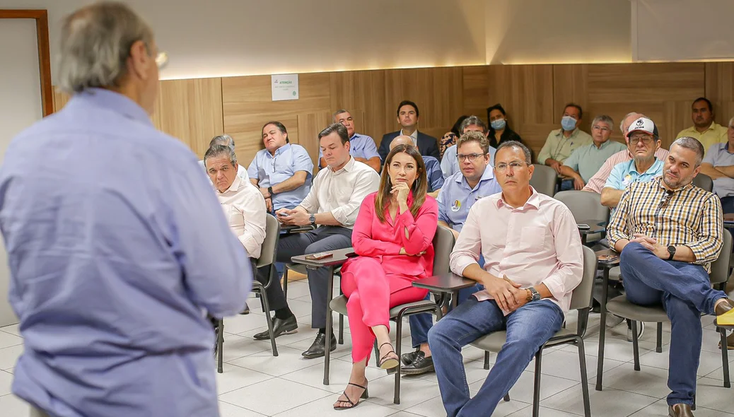 Sílvio Mendes conversa com empresários