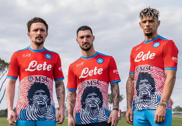Camisa do Napoli com o rosto do Maradona