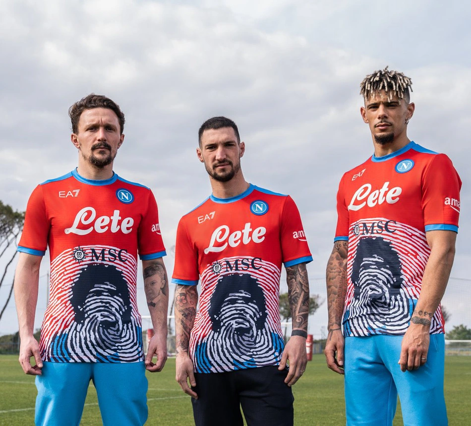Camisa do Napoli com o rosto do Maradona
