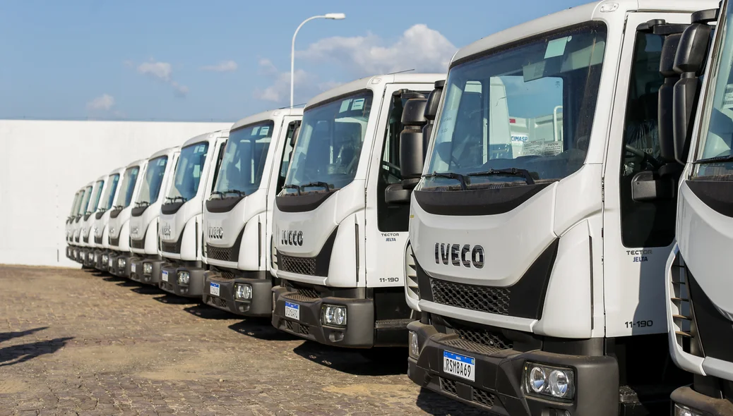 Ciro Nogueira entrega caminhões compactadores