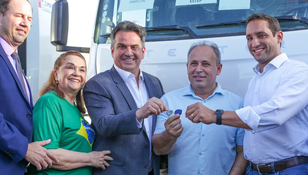 Ciro Nogueira entrega caminhões