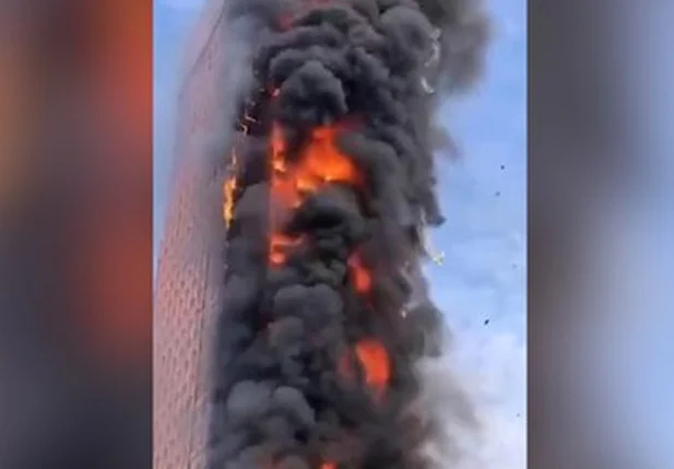 Incêndio destrói prédio de 42 andares na China