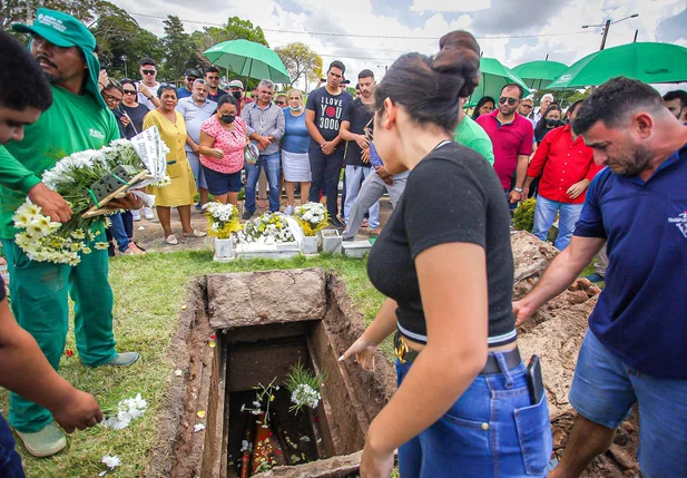 Irmãos jogaram flores no túmulo de Rafael Soares
