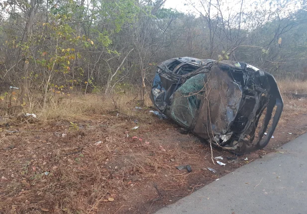 Motorista perde controle da direção e capota veículo no Piauí