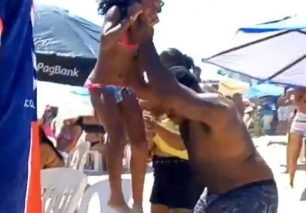 Homem agride crianças em praia de Salvador