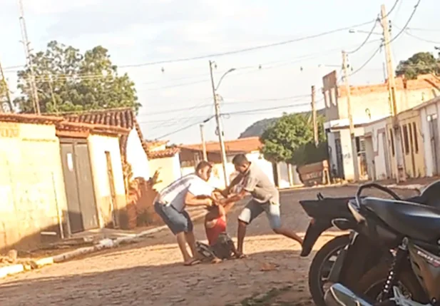 Vídeo mostra jovens sendo agredidas por vizinhos no município de João Costa
