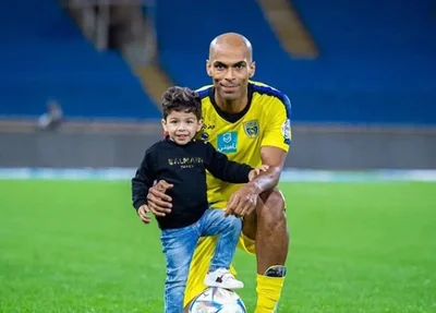 Jogador Naldo Pereira e o filho Davi, de 3 anos