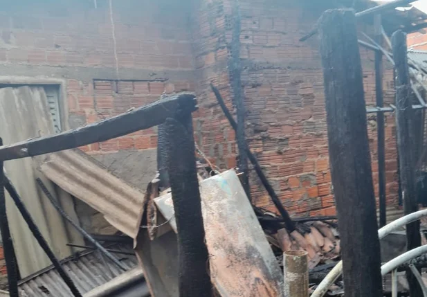 Incêndio destruiu interior de residência na zona norte de Teresina