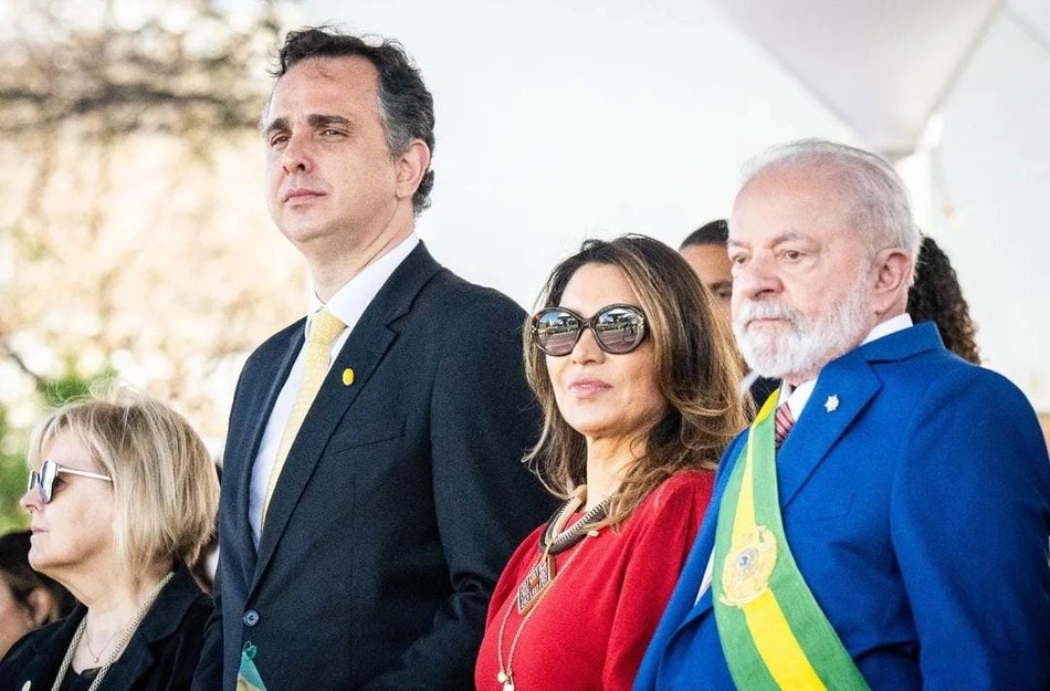 Rodrigo Pacheco ao lado de Lula e de Janja, no desfile de 07 de setembro de 2023
