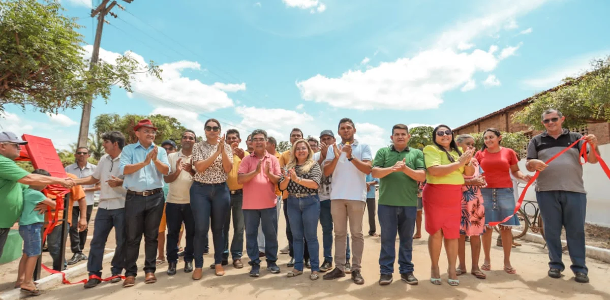 Autoridades e moradores compareceram as inaugurações em São João do Arraial