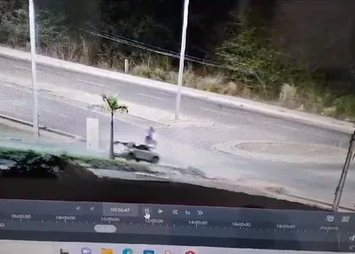 Carro colidiiu contra motociclista em rotatória