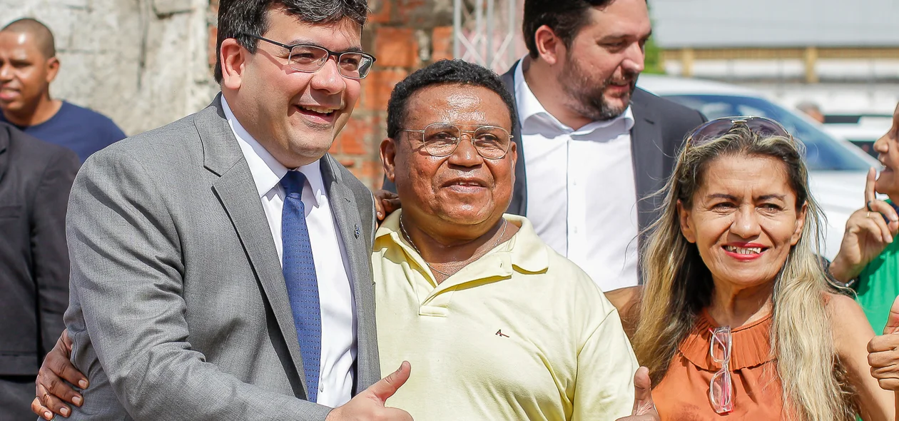 Governado Rafael Fonteles entregou títulos de posses a moradores da zona Leste de Teresina