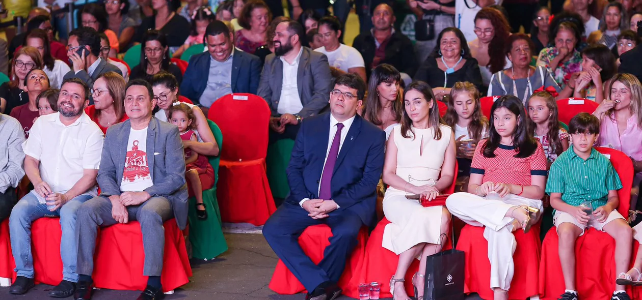Governador Rafael Fonteles inaugura decoração de Natal pela primeira vez