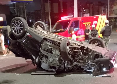 Homem capotou o carro após colidir contra uma árvore na Avenida Raul Lopes