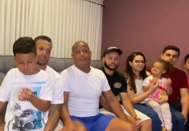 Marcelinho Carioca apareceu em vídeo ao lado da família