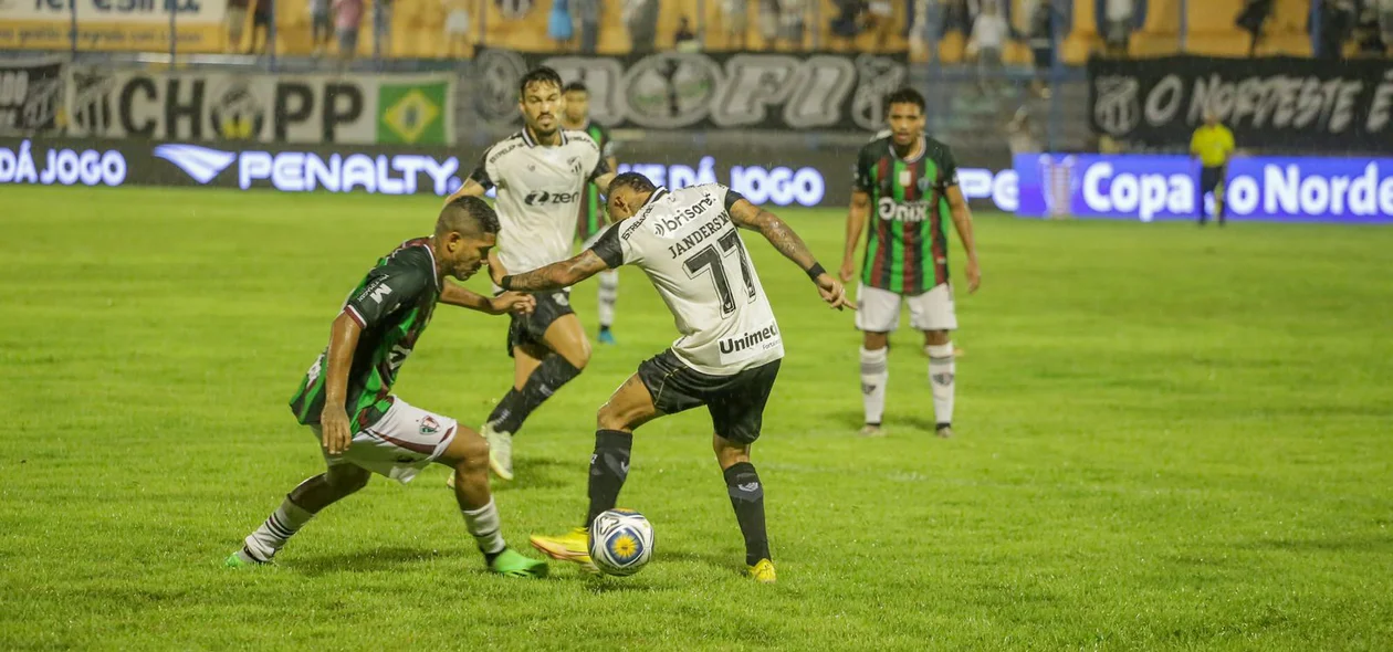 Carlinhos (Fluminense-PI) tentando drible em Janderson (Ceará)