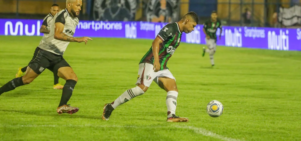 Carlos Henrique, lateral-direito do Fluminense, na condução da bola