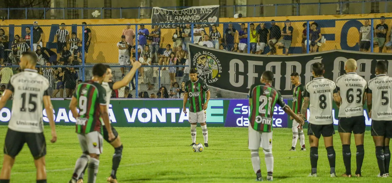 Fluminense-PI tentando jogada de bola parada