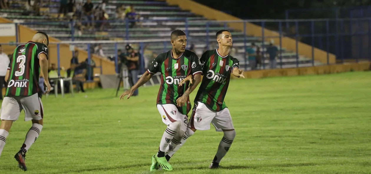 Gabriel Vieira e Carlinhos comemorando gol do Fluminense-PI