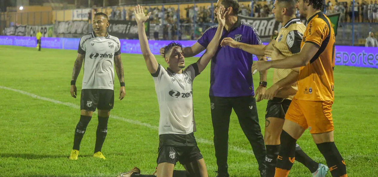 Guilherme Castilho (Ceará) comemorando gol contra o Flu-PI