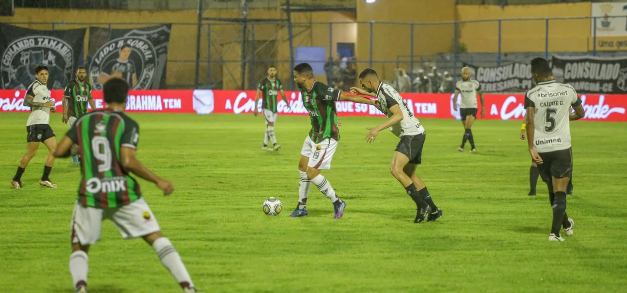 Mateusão, atacante do Fluminense-PI, na proteção da bola