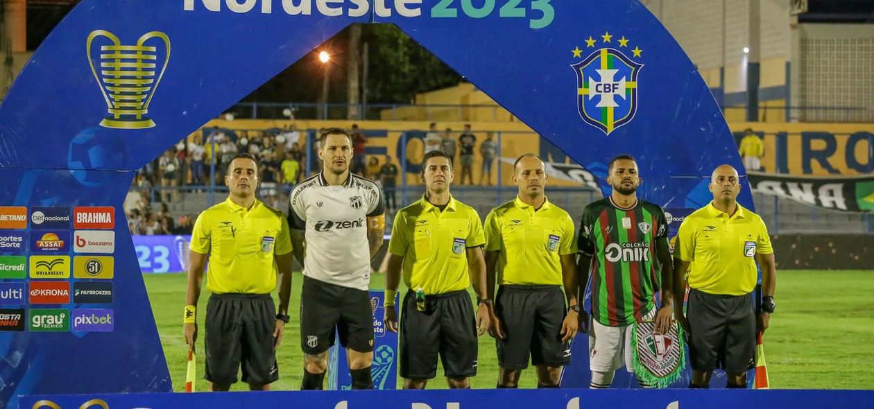 Tiago Pagnussat (Ceará), Janeudo (Fluminense-PI) e equipe de arbitragem