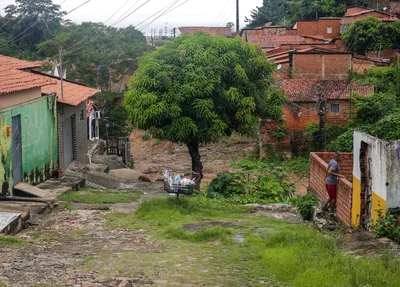 Rua onde casa desabou na Vila da Paz tem várias casas na mesma condição