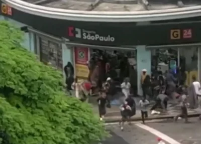 Momento que usuários invadem farmácia em São Paulo