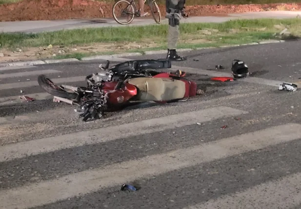 Motocicleta da vítima ficou destruída na Avenida Nóe Mendes